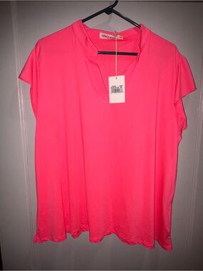 Grace and Emma Women's Hot Pink Short Sleeve V-Neck Top
